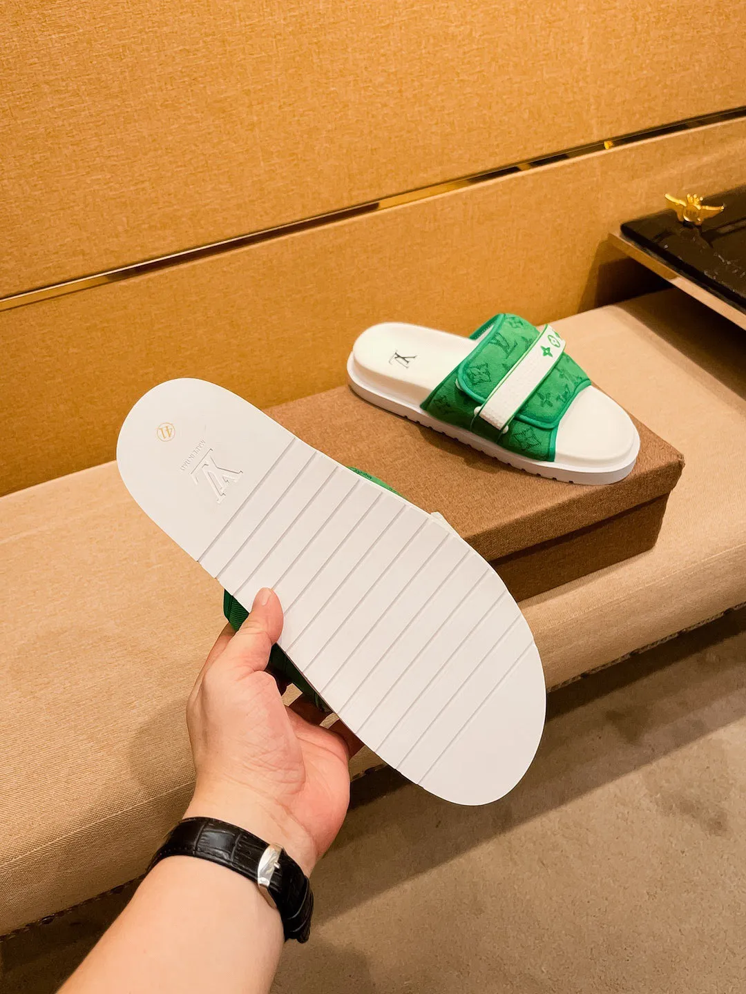Men's men's shoes 💰 320💰 New model on the market 🔥[LV🔥 Louis Vuitton slippers] High-end 1:1 mold customization, original upgraded version of the outsole, lighter and non-slip. The top quality in the market, fashion focuses on trends, versatile and popular, simple yet tasteful, a must-have for fashionistas, exuding a fashionable and casual atmosphere, fashion is at your feet, full of confidence, the same style at the counter👍The season of spring and summer slippers is here, they are super beautiful to wear, 38-44 3⃣️colors available🔥